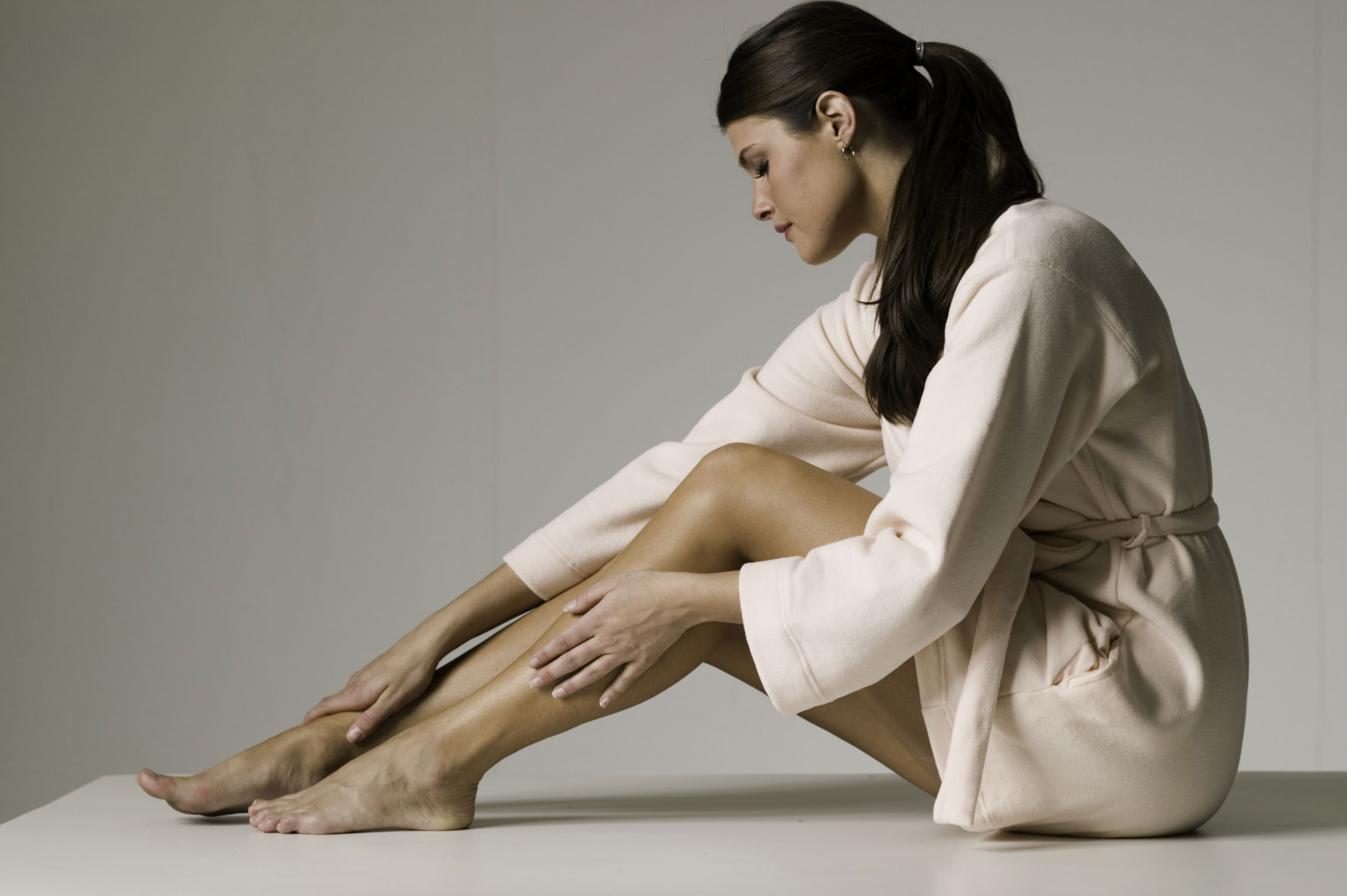 Symptômes jambes lourdes : quelles sont les causes du problème ?