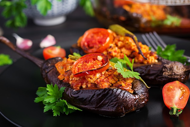 Photo gratuite aubergines farcies à la turque avec boeuf haché et légumes cuits à la sauce tomate